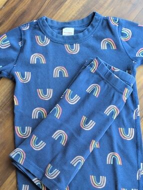 Hanna Andersson Navy Rainbow Print Pajama Set